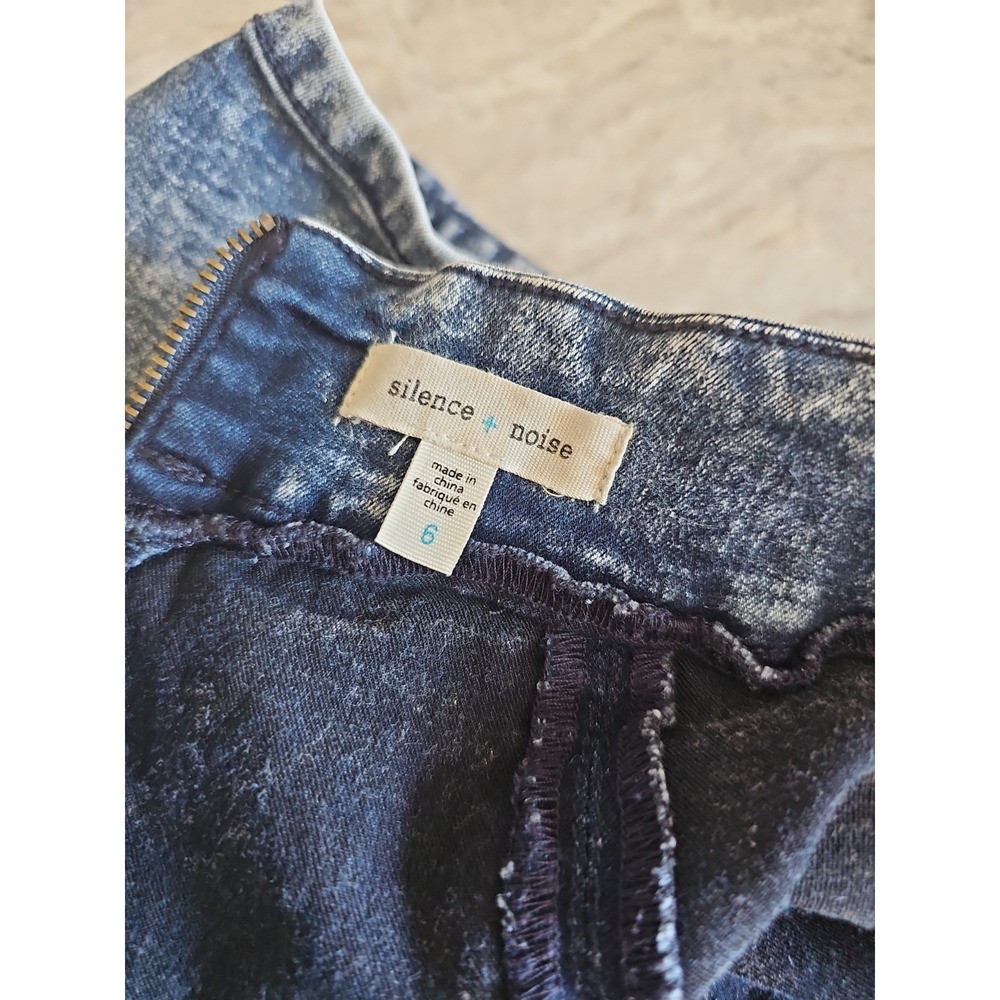 Silence+Noise UO Size 6 Rosie Curved Hem Acid Wash Micro Pinup Shorts Bimbocore - Picture 4 of 7